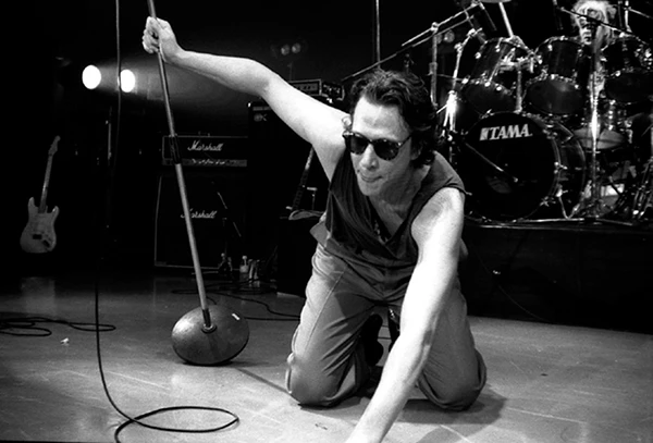 Die Punklegende Richard Hell in den frühen 90er an einem Konzert im Citta Club in Kawasaki, Japan.