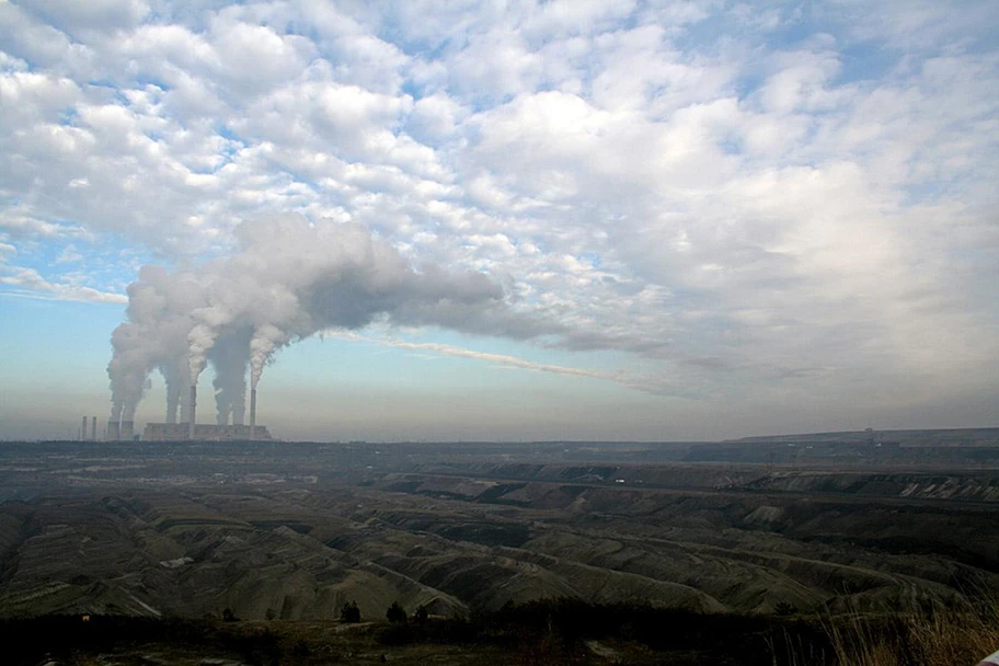 Europas grösstes Braunkohlekraftwerk in Bełchatów, Polen. Nur noch unverbesserliche Optimisten glauben an den Erfolg der kapitalismuskonformen Klimaschutzbemühungen.