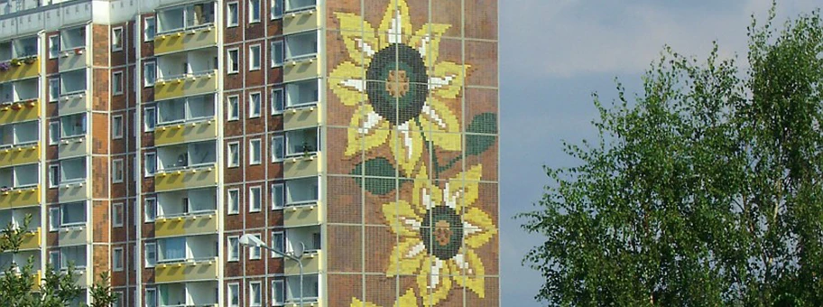 Das Sonnenblumenhaus in Rostock-Lichtenhagen, wo zwischen dem 22. und 26. August 1992 massive Ausschreitungen gegen die Zentrale Aufnahmestelle für Asylbewerber stattfanden.