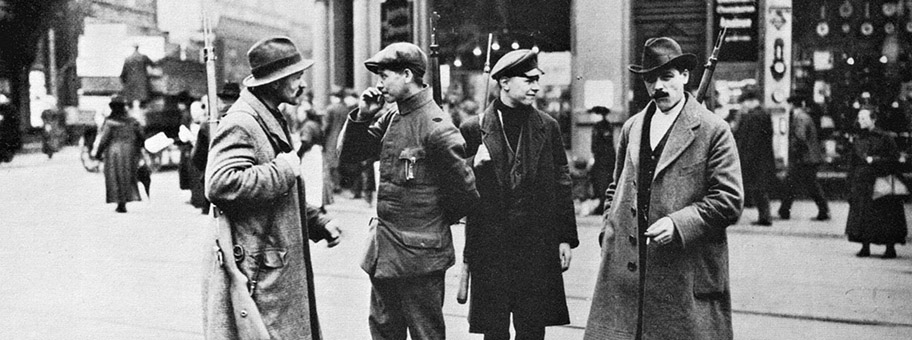 Mitglieder der Roten Ruhrarmee im Zentrum von Dortmund, 1920.