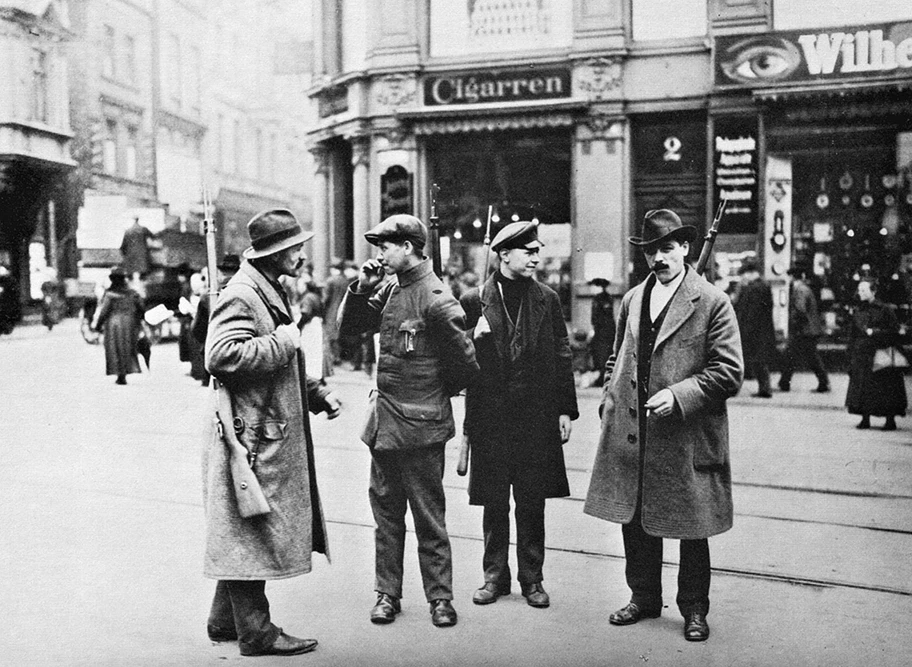 Mitglieder der Roten Ruhrarmee im Zentrum von Dortmund, 1920.