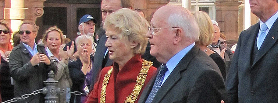 Petra Roth und Michael Gorbatschow im Oktober 2010 auf dem Paulsplatz.