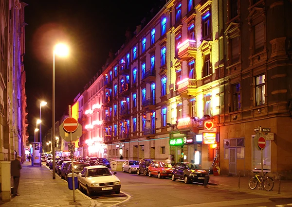 Frankfurter Rotlichtviertel bei Nacht an der Kreuzung Elbestrasse - Niddastrasse.