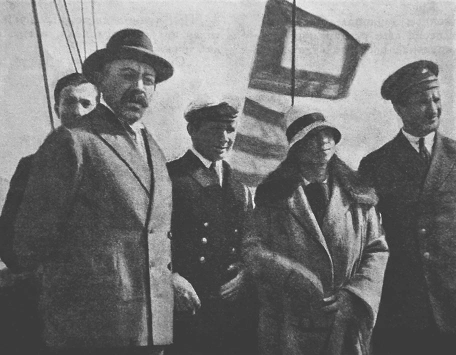 Alexandra Kollontai (2 v. r.), September 1928.