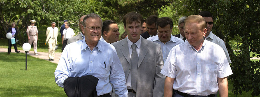 Donald Rumsfeld mit Leonid Kutschma, dem ehemaligen Präsidenten der Ukraine, 13.