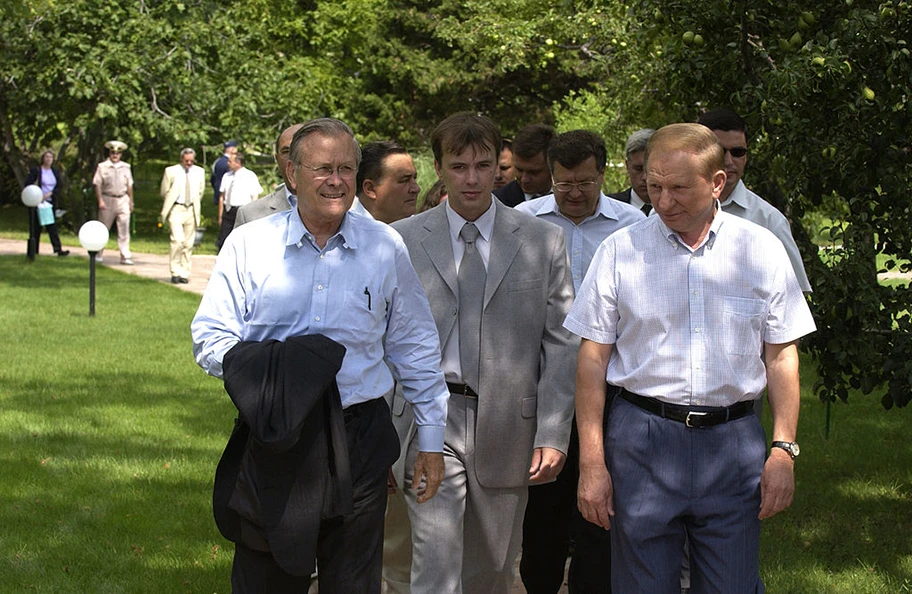 Donald Rumsfeld mit Leonid Kutschma, dem ehemaligen Präsidenten der Ukraine, 13. August 2004.