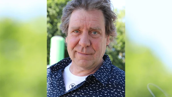 Der deutsche Schauspieler Uwe Rohde spielt in dem Film die Rolle von Onkel Dieter.
