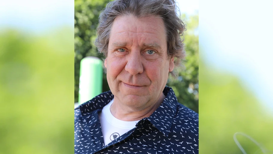 Der deutsche Schauspieler Uwe Rohde spielt in dem Film die Rolle von Onkel Dieter.