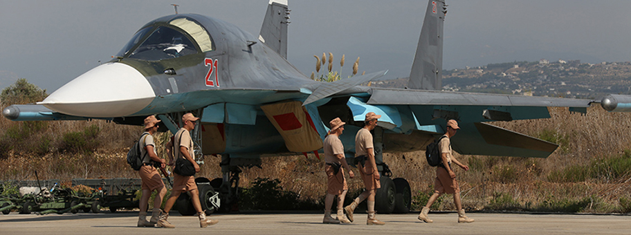 Eine russische Su-34 wartet am 3. Oktober 2015 auf dem syrischen Flughafen Basil al-Assad in Latakia auf ihren nächsten Einsatz.