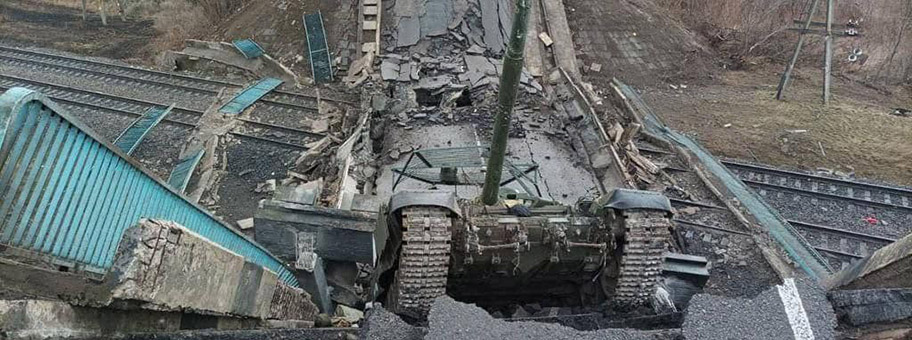 Russischer Panzer auf einer zerstörten ukrainischen Brücke, März 2022.