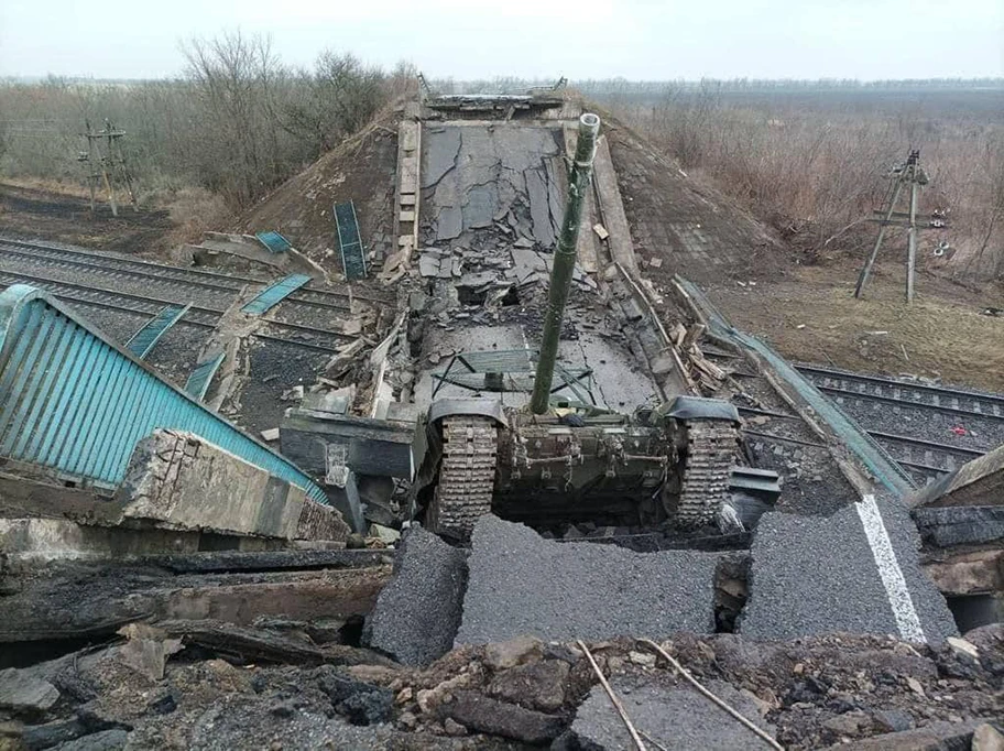 Russischer Panzer auf einer zerstörten ukrainischen Brücke, März 2022.