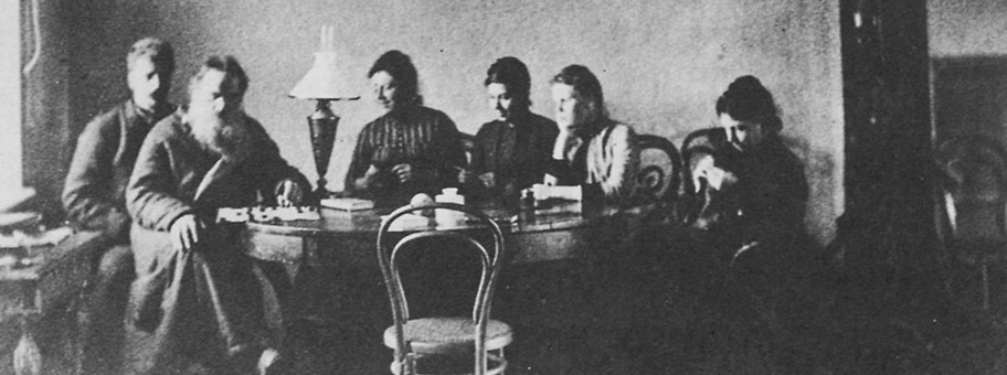 Leo Tolstoj beim Legen einer Patience im Kreis seiner Familie.