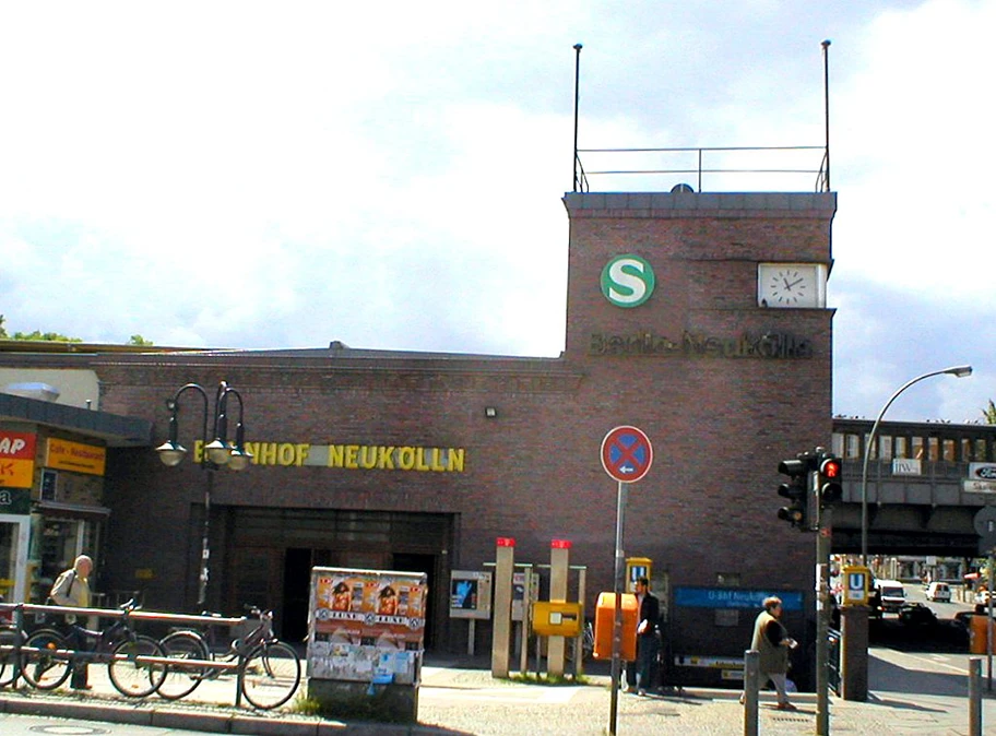 Eingangsgebäude des Berliner S- und U-Bahnhofes Neukölln.