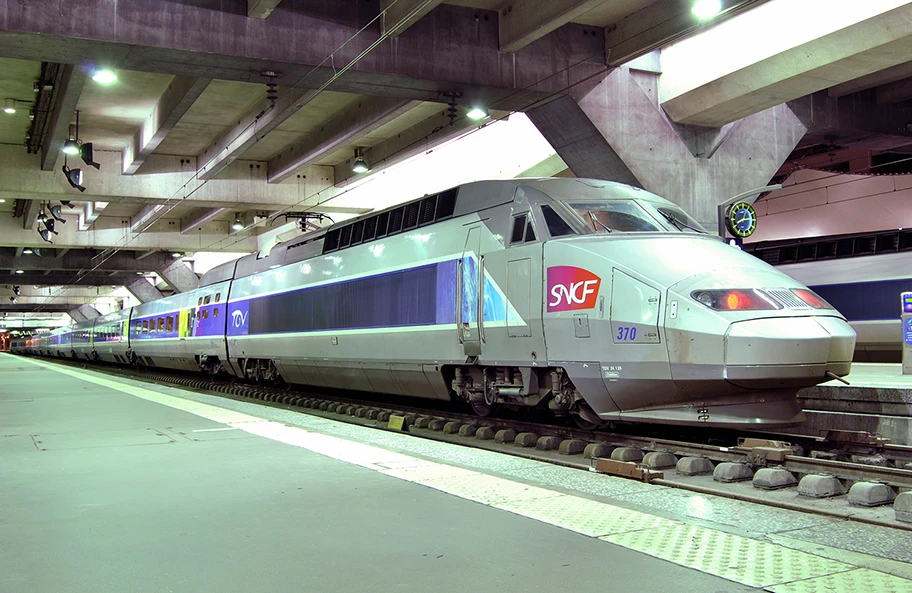 Eine TGV-Zugkomposition der staatlichen Eisenbahngesellschaft Frankreichs im Bahnhof Montparnasse in Paris.