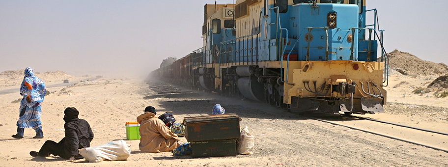 In Mauretanien, südlich der Westsahara, wird bislang vor allem Eisenerz abgebaut. Güterzug beladen mit Eisenerz an der Haltestation von Nouadhibou in Mauretanien.