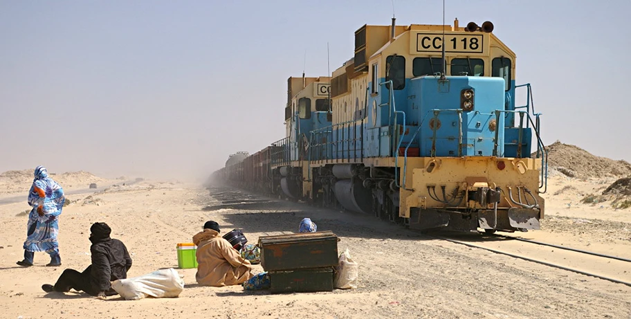 In Mauretanien, südlich der Westsahara, wird bislang vor allem Eisenerz abgebaut. Güterzug beladen mit Eisenerz an der Haltestation von Nouadhibou in Mauretanien.