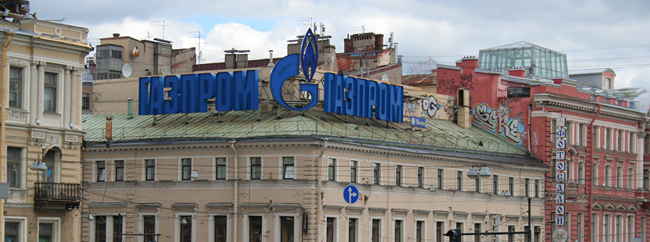 Der Newski-Prospekt in Sankt Petersburg. Gazprom-Werbung auf dem Haus Nummer 52.