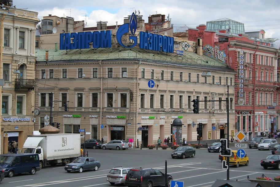 Der Newski-Prospekt in Sankt Petersburg. Gazprom-Werbung auf dem Haus Nummer 52.