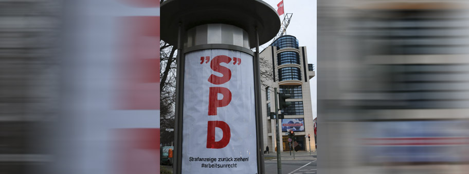 Adbusting vor der SZentrale.