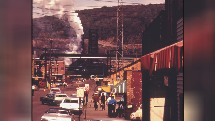 Das US-Provinzstädtchen Clairton in Pennsylvania spielt im ersten Teil des Filmes eine wichtige Rolle.