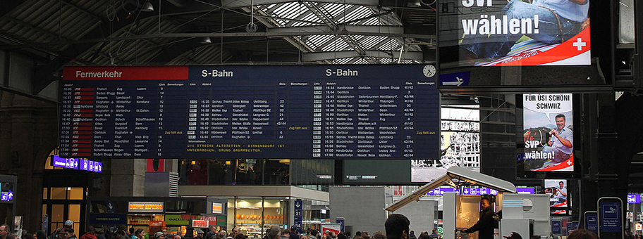 Wahlplakat der SVP im Zürcher Hauptbahnhof.