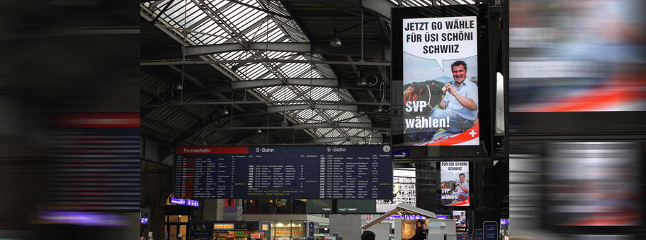 Wahlplakat der SVP im Zürcher Hauptbahnhof.