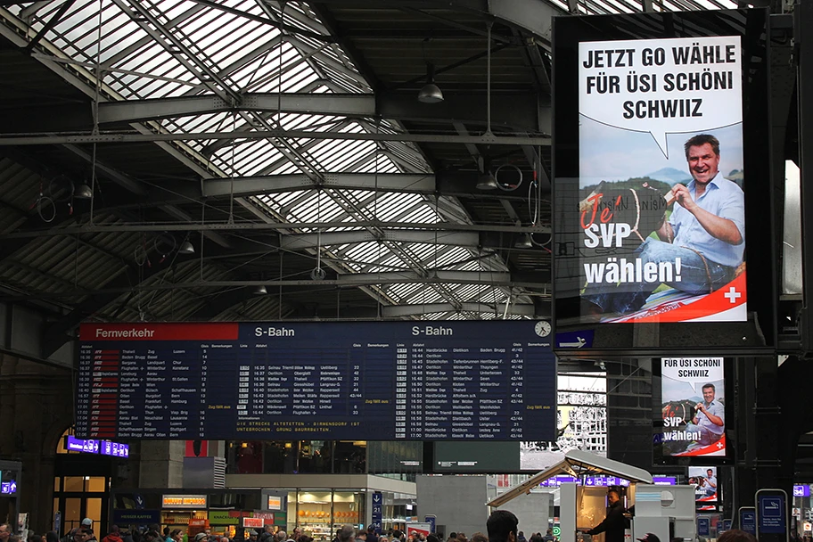 Wahlplakat der SVP im Zürcher Hauptbahnhof.