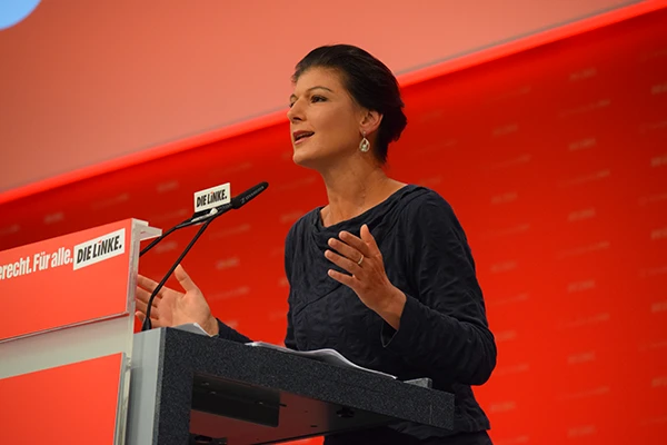 „Primat der Politik“ heisst für Sahra Wagenknecht (hier während des Bundesparteitages der Linken in Hannover 2017), einzutreten für „risikolose Geldanlagen“ mit einer „Rendite“, die dem Anleger erlaubt, ein „Vermögen anzusparen“  – als ob eine solche Anlageform im Kapitalismus existieren könnte. Da fehlt nur noch die Hoffnung auf Atomkraft ohne Radioaktivität.