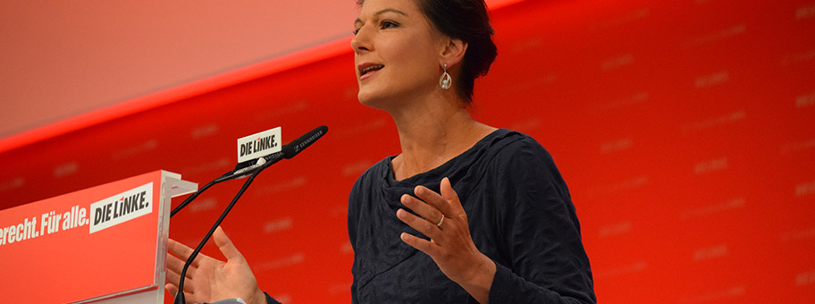 „Primat der Politik“ heisst für Sahra Wagenknecht (hier während des Bundesparteitages der Linken in Hannover 2017), einzutreten für „risikolose Geldanlagen“ mit einer „Rendite“, die dem Anleger erlaubt, ein „Vermögen anzusparen“  – als ob eine solche Anlageform im Kapitalismus existieren könnte. Da fehlt nur noch die Hoffnung auf Atomkraft ohne Radioaktivität.