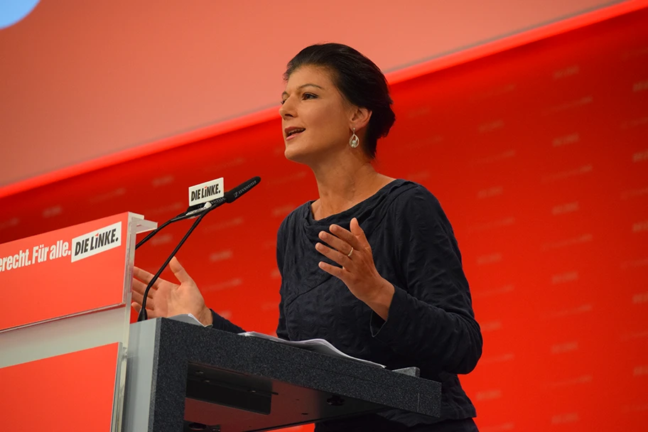 „Primat der Politik“ heisst für Sahra Wagenknecht (hier während des Bundesparteitages der Linken in Hannover 2017), einzutreten für „risikolose Geldanlagen“ mit einer „Rendite“, die dem Anleger erlaubt, ein „Vermögen anzusparen“  – als ob eine solche Anlageform im Kapitalismus existieren könnte. Da fehlt nur noch die Hoffnung auf Atomkraft ohne Radioaktivität.