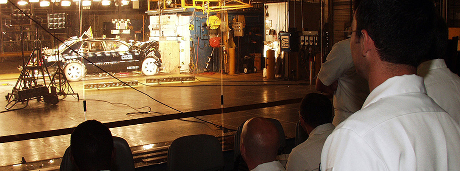 Crash Test im Naval Reserve Center von Detroit.