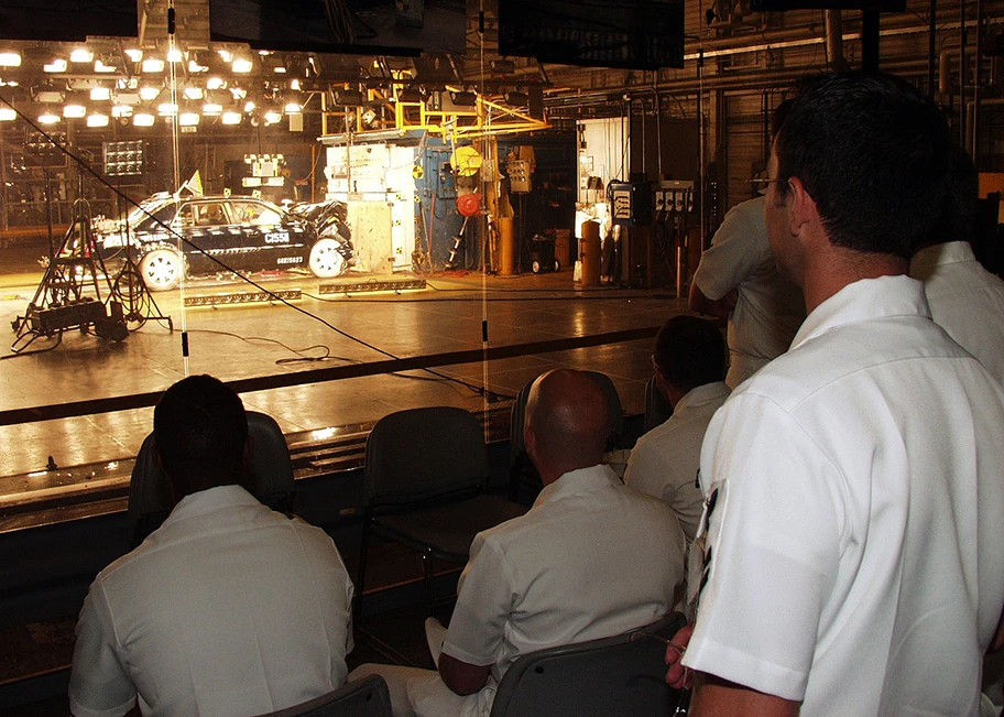 Crash Test im Naval Reserve Center von Detroit.