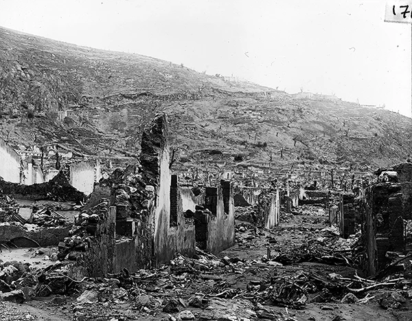 Die Stadt Saint Pierre auf Martinique am 8. Mai 1902 nach dem Vulkanausbruch des Mont Pelée.