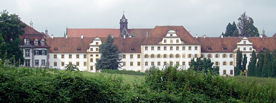 Das Eliteinternat Schloss Salem am Bodensee von der Südseite her gesehen.