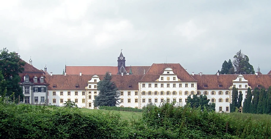 Das Eliteinternat Schloss Salem am Bodensee von der Südseite her gesehen.