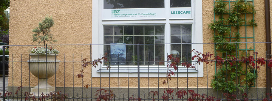 Robert Jungk Bibliothek im Café Corso von Salzburg.