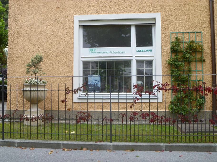 Robert Jungk Bibliothek im Café Corso von Salzburg.