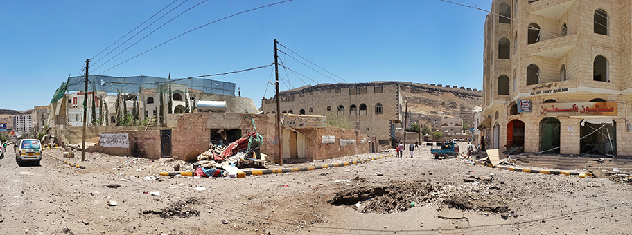 Zerstörungen in den Wohngebieten in der Nähe des Berges Attan bei Sanaa durch den Luftangriff vom 20. April 2015 während der Operation Decisive Storm.