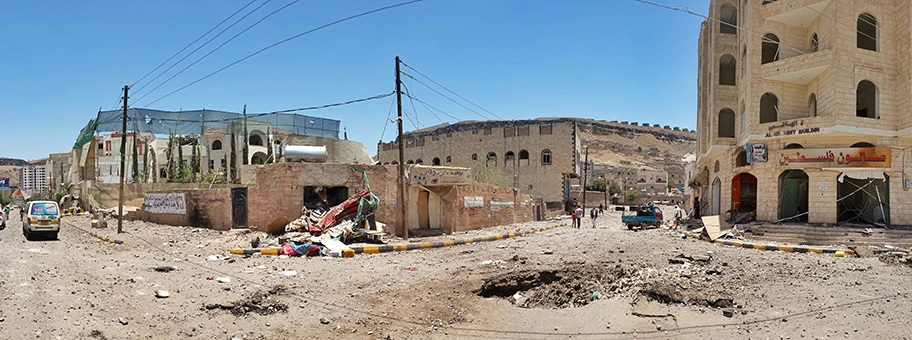 Zerstörungen in den Wohngebieten in der Nähe des Berges Attan bei Sanaa durch den Luftangriff vom 20. April 2015 während der Operation Decisive Storm.