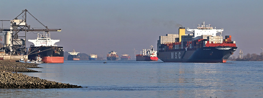 Frachtverkehr auf der Elbe bei Hamburg, Februar 2019.