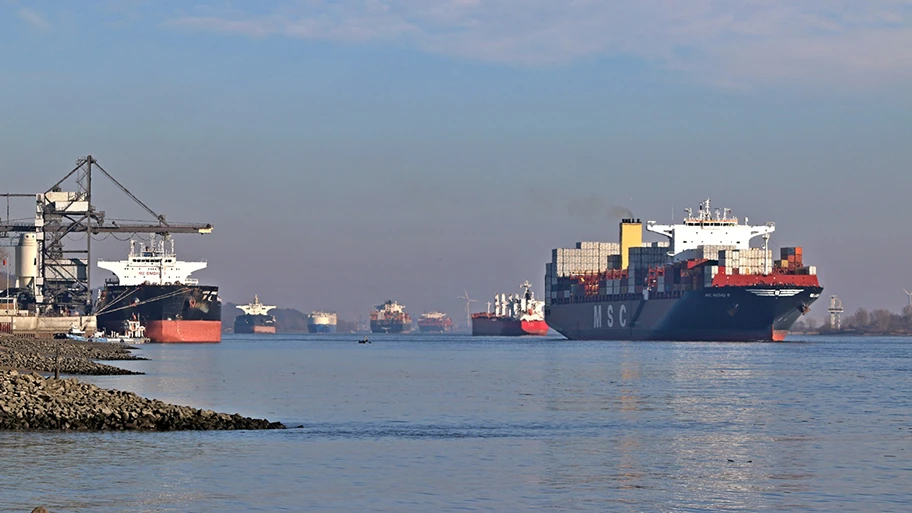 Frachtverkehr auf der Elbe bei Hamburg, Februar 2019.