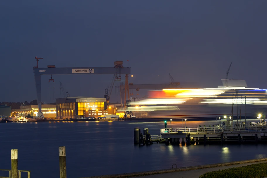 Kreuzfahrtschiff auf der Kieler Förde.