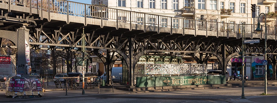 Fast-Food Restaurant «Burgermeister» am Schlesischen Tor, Berlin Kreuzberg.