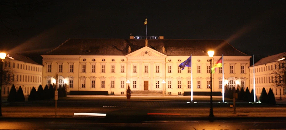 Schloss Bellevue in der Nacht.