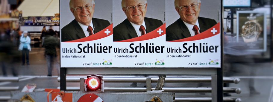 SVP-Wahlplakat im Bahnhof Zürich, Oktober 2011.