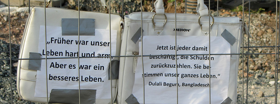 Installation am Zaun des Neubaus der EZB, Frankfurt am Main, angebracht durch Blockupy-Aktivisten, November 2014.