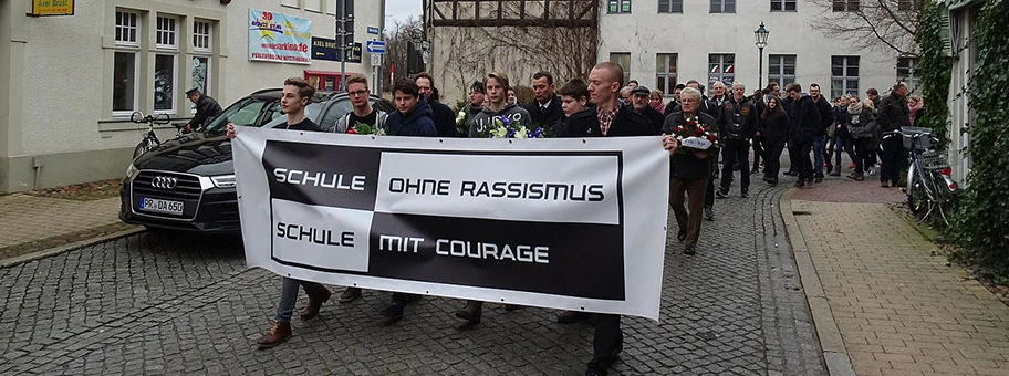 Mitglieder der Gruppe «Schule ohne Rassismus - Schule mit Courage» beim Gedenkmarsch am 27. Januar 2016 zum Gedenktag an die Opfer des Nationalsozialismus.