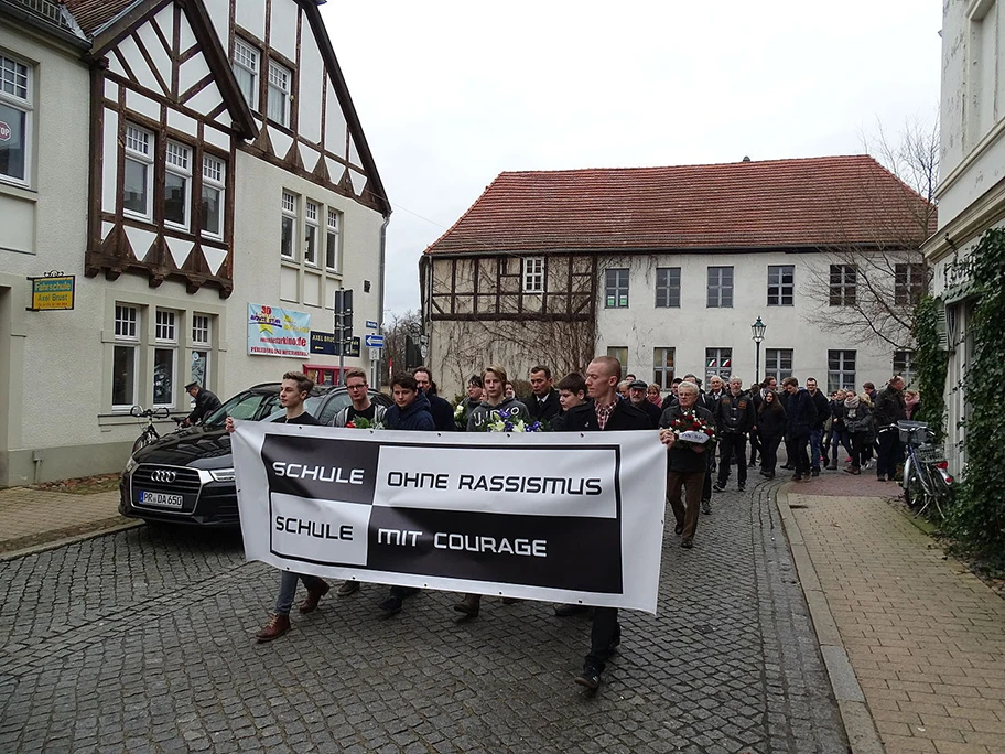 Mitglieder der Gruppe «Schule ohne Rassismus - Schule mit Courage» beim Gedenkmarsch am 27. Januar 2016 zum Gedenktag an die Opfer des Nationalsozialismus.