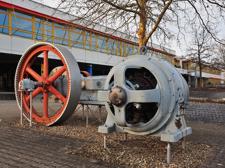 Alter Generatorsatz auf dem Hof der Gewerblichen Schule Schwäbisch Gmünd.