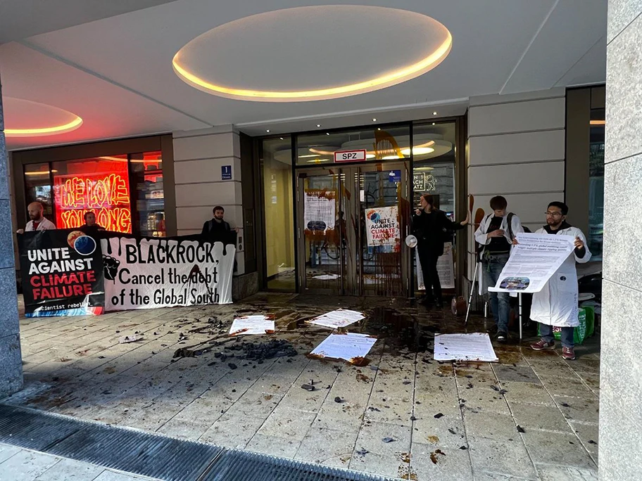 Aktion vor der BlackRock-Filiale in München am 25. Oktober 2022.